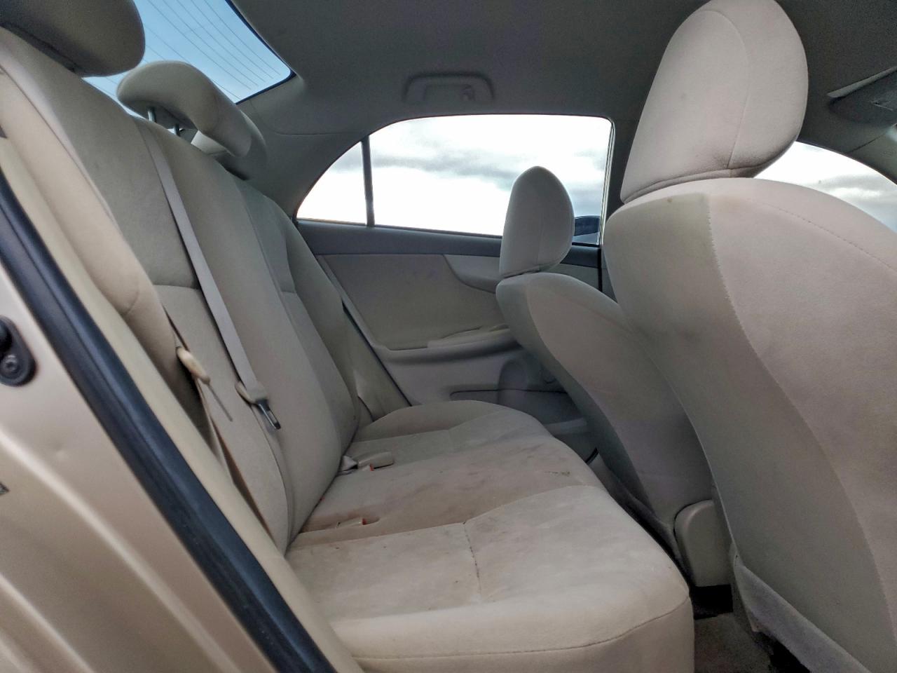 Toyota Corolla Base Image 4