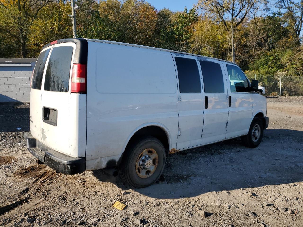 Chevrolet Express Image 2
