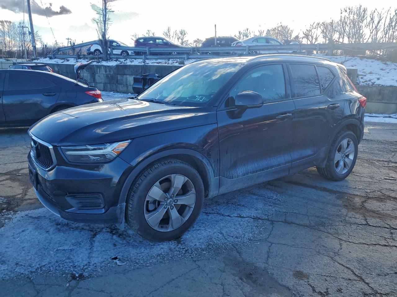 Volvo XC40 T5 Momentum Image 1