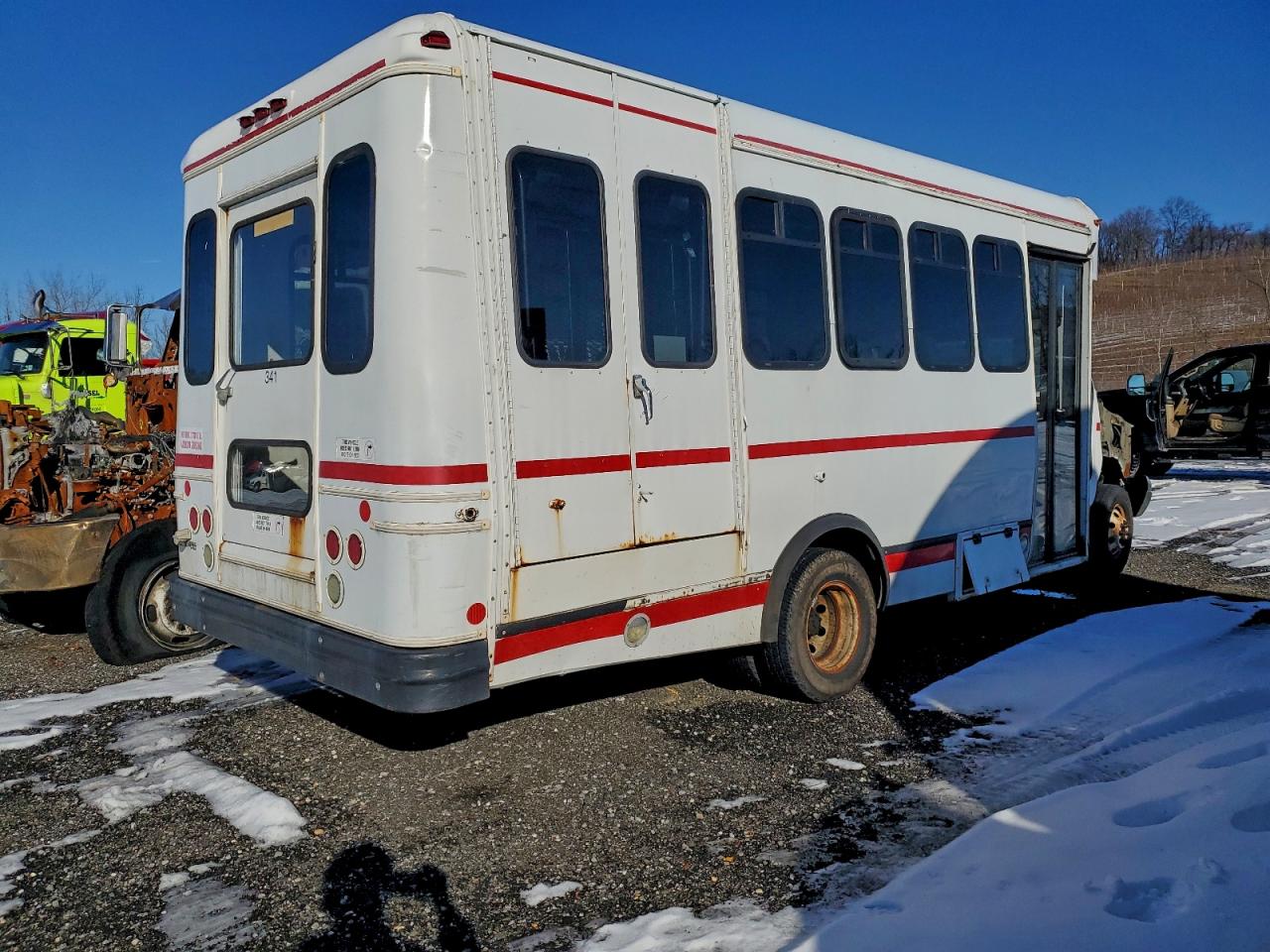 Ford Econoline E450 Super Duty Cutaway Van Image 11