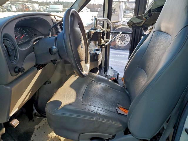 Ford Econoline E450 Super Duty Cutaway Van Image 3