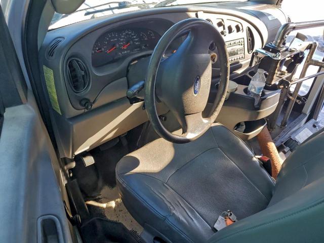 Ford Econoline E450 Super Duty Cutaway Van Image 5