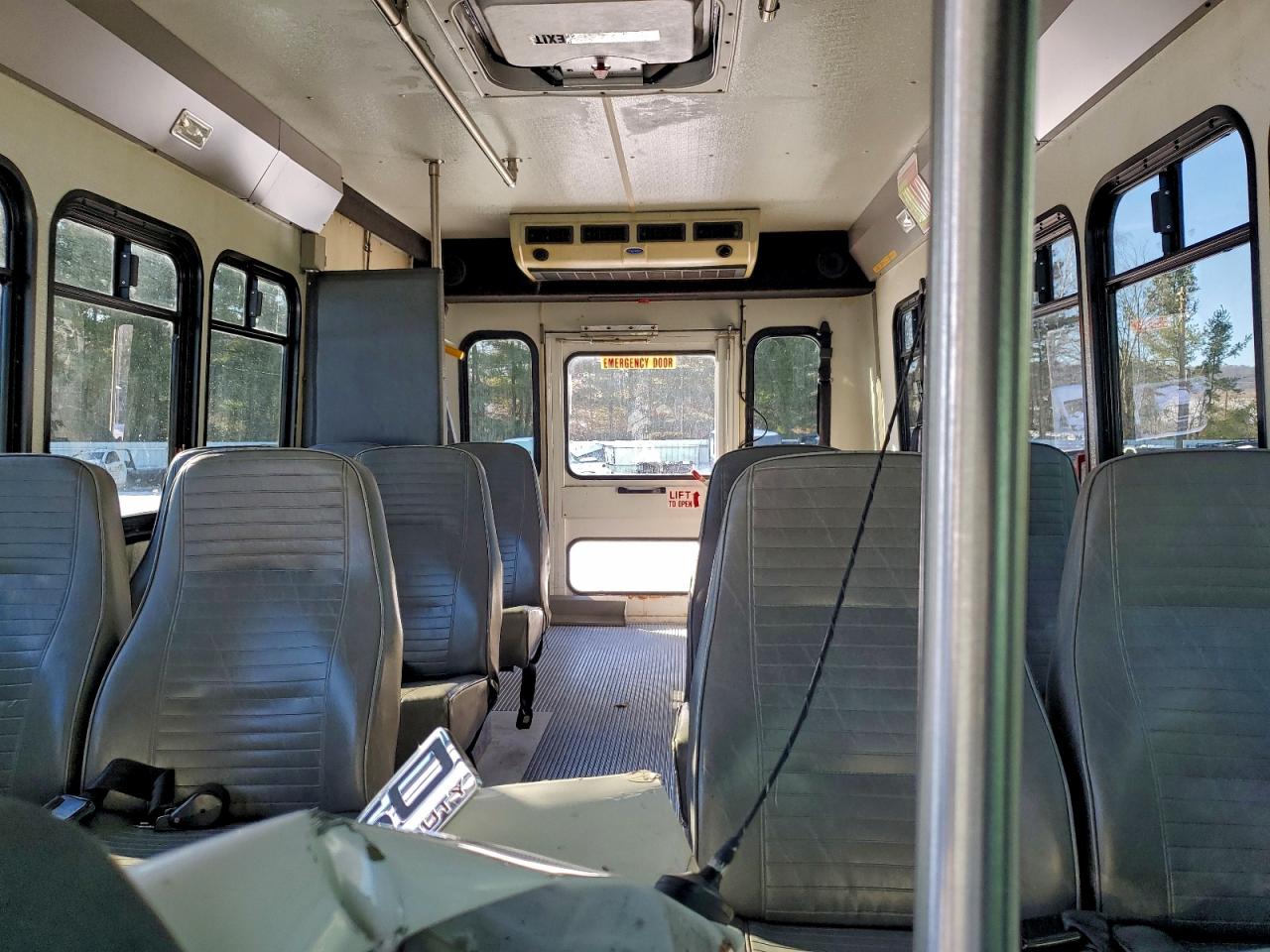 Ford Econoline E450 Super Duty Cutaway Van Image 2