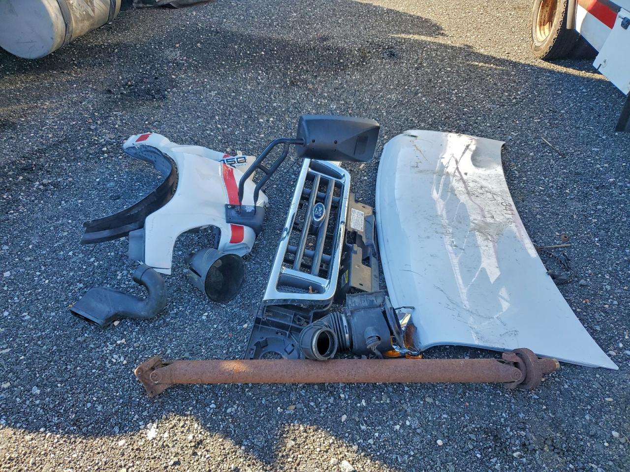 Ford Econoline E450 Super Duty Cutaway Van Image 4