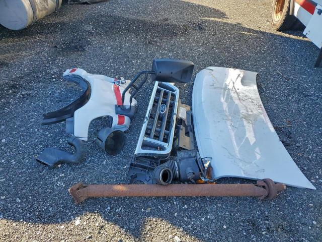 Ford Econoline E450 Super Duty Cutaway Van Image 4