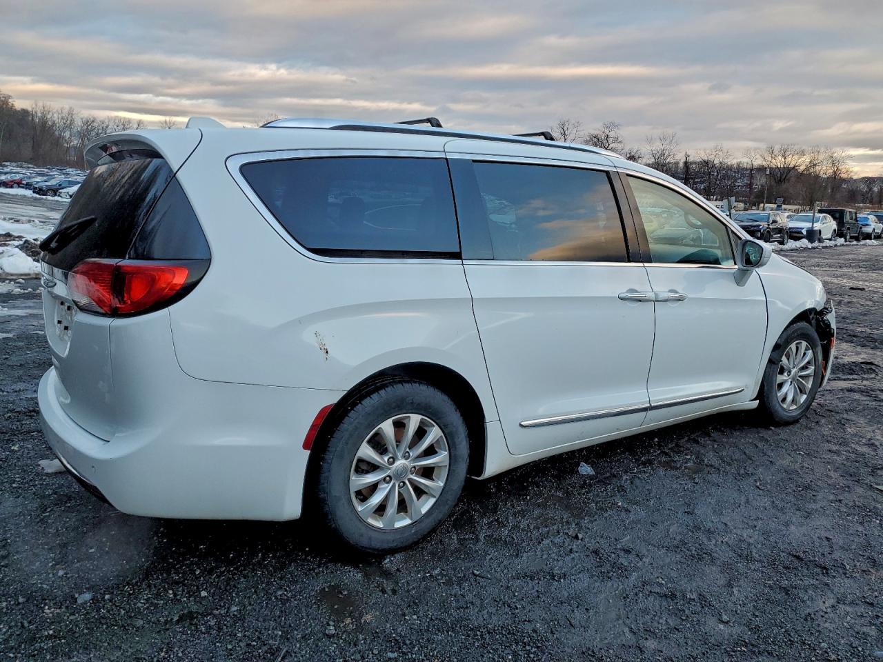Chrysler Pacifica Touring L Image 3