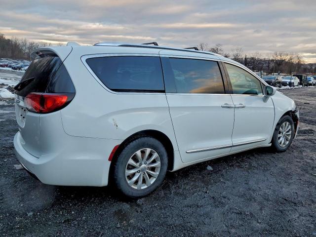 Chrysler Pacifica Touring L Image 3