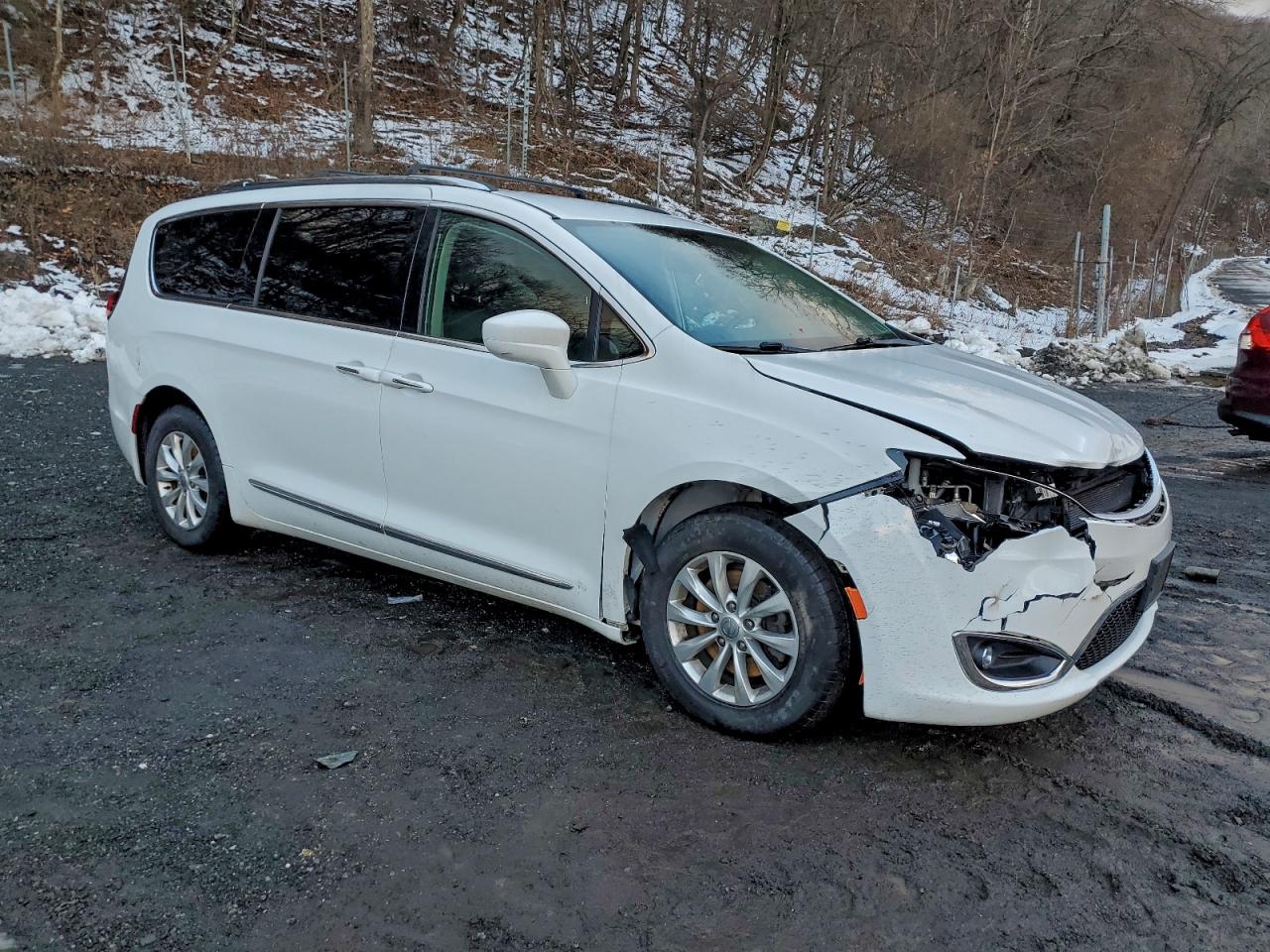 Chrysler Pacifica Touring L Image 4
