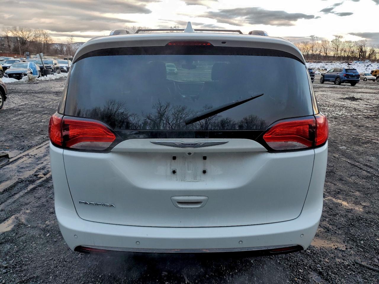 Chrysler Pacifica Touring L Image 12