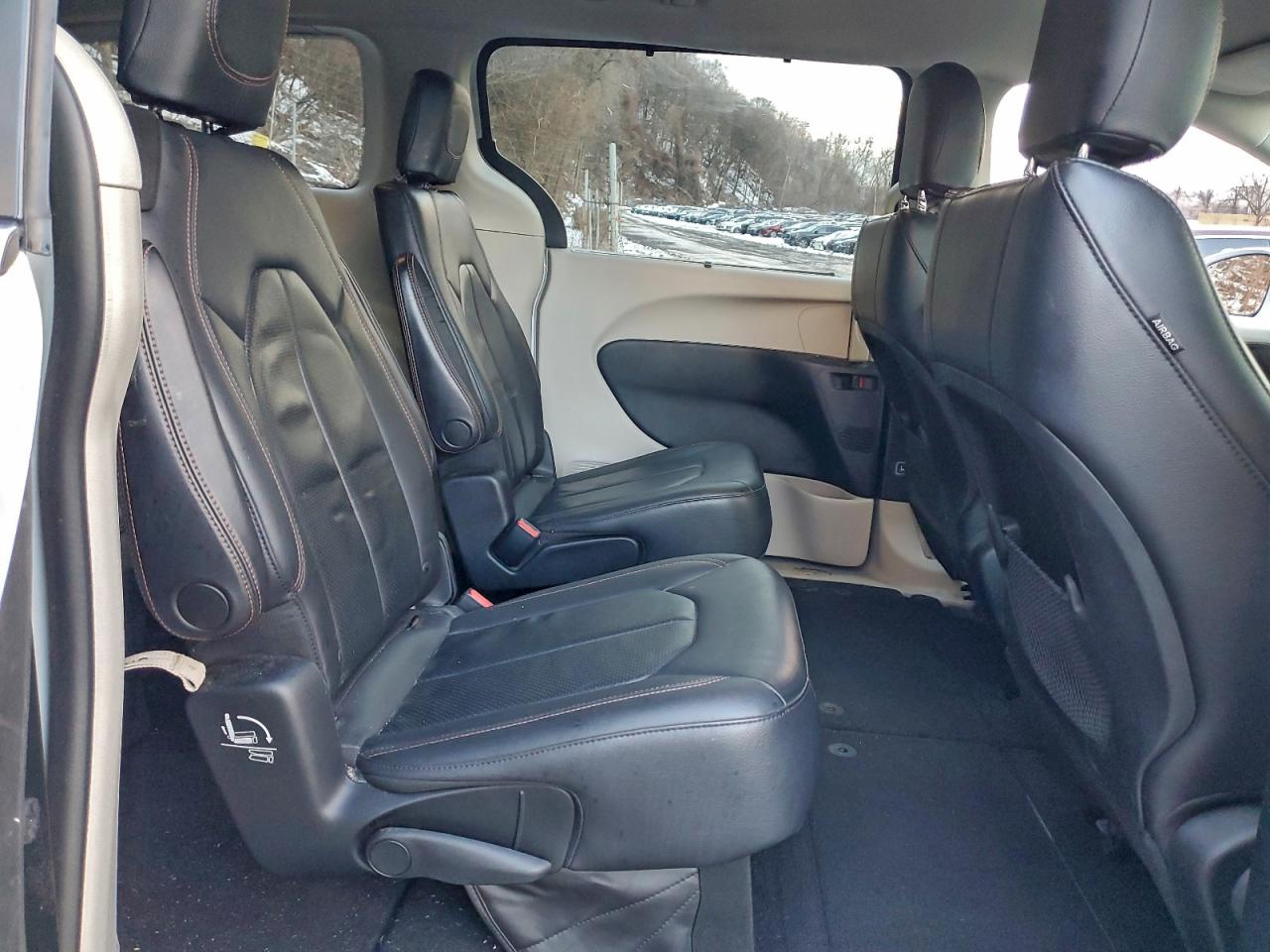 Chrysler Pacifica Touring L Image 7