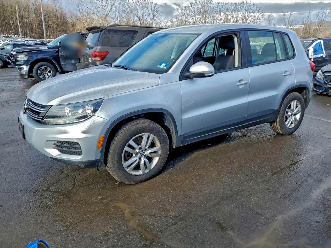 Volkswagen Tiguan S Image 1