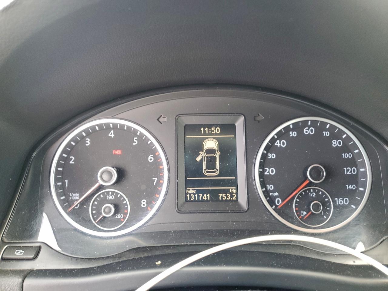 Volkswagen Tiguan S Image 2