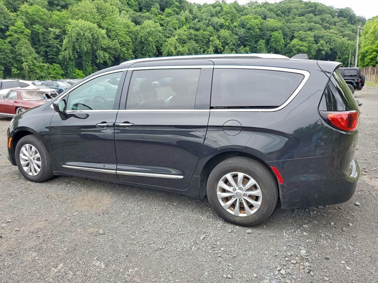 Chrysler Pacifica Touring L Image 2