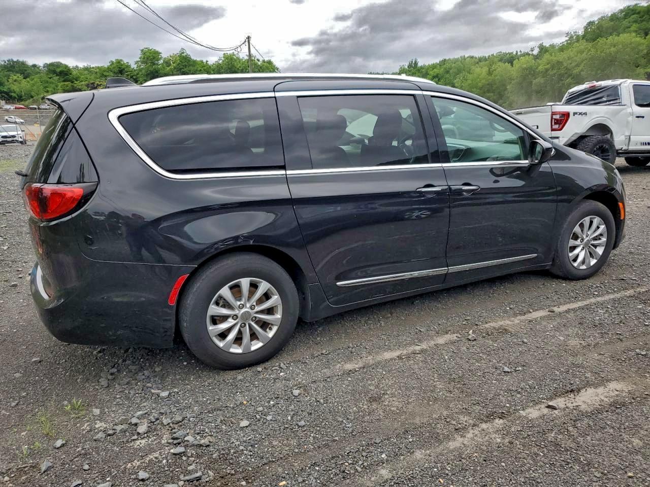 Chrysler Pacifica Touring L Image 6