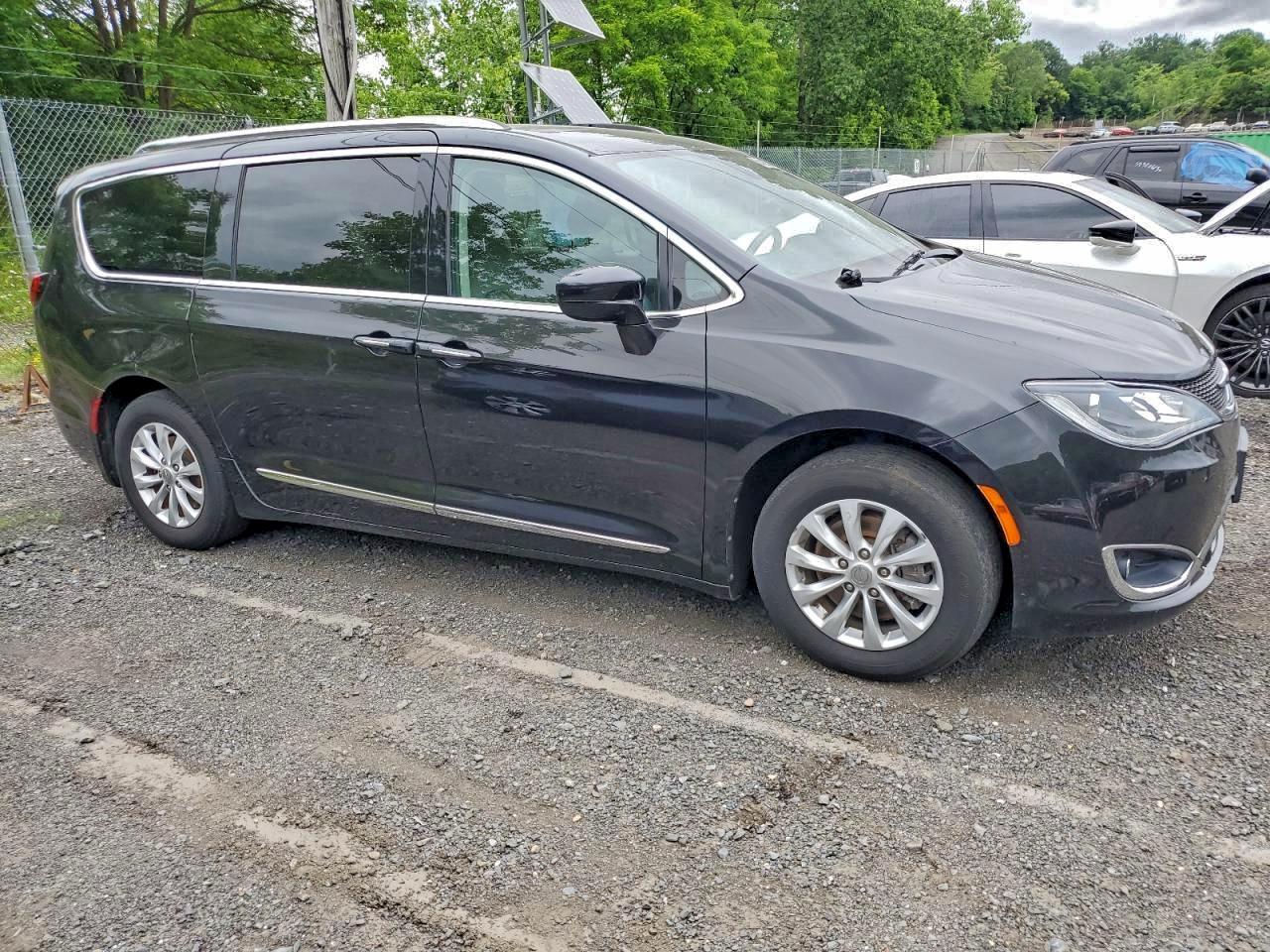 Chrysler Pacifica Touring L Image 4