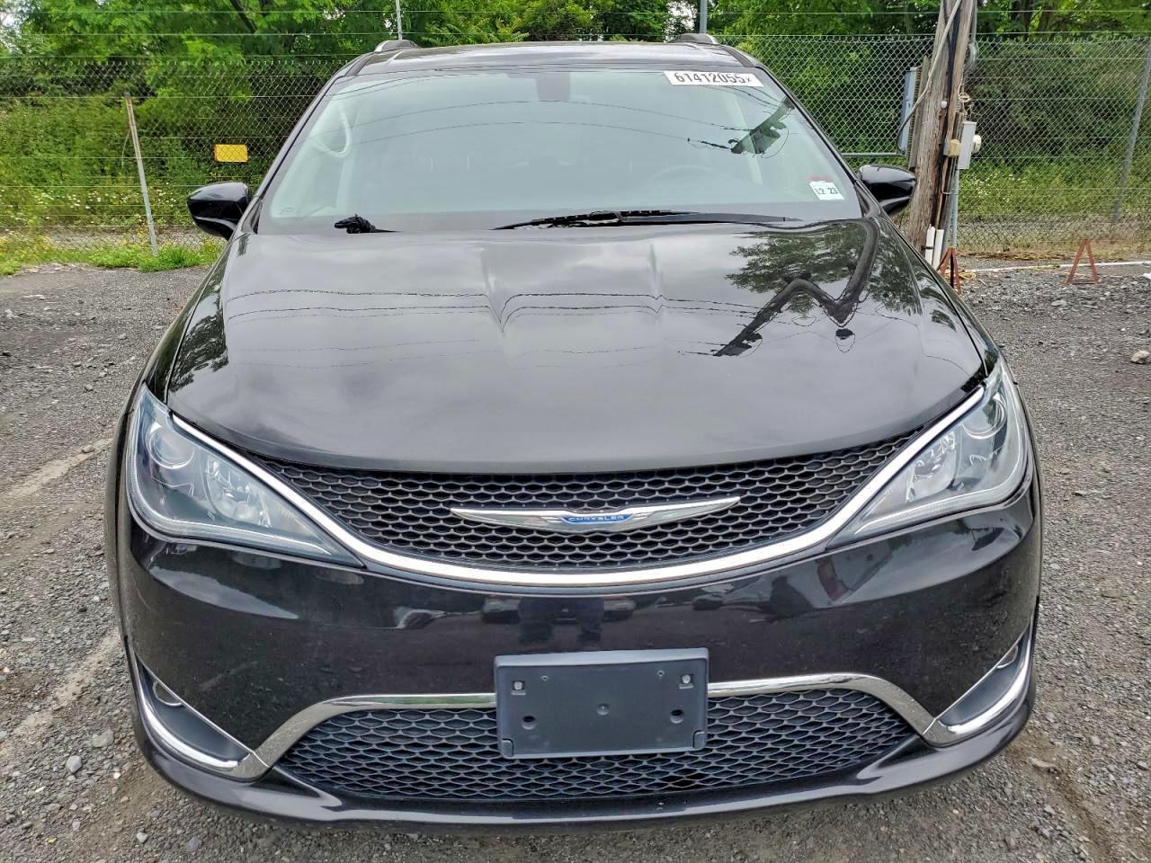 Chrysler Pacifica Touring L Image 3