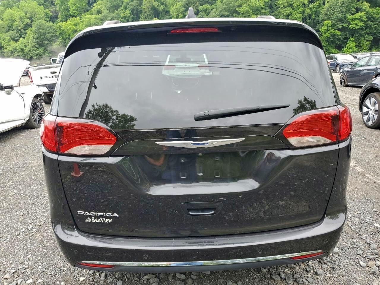 Chrysler Pacifica Touring L Image 5