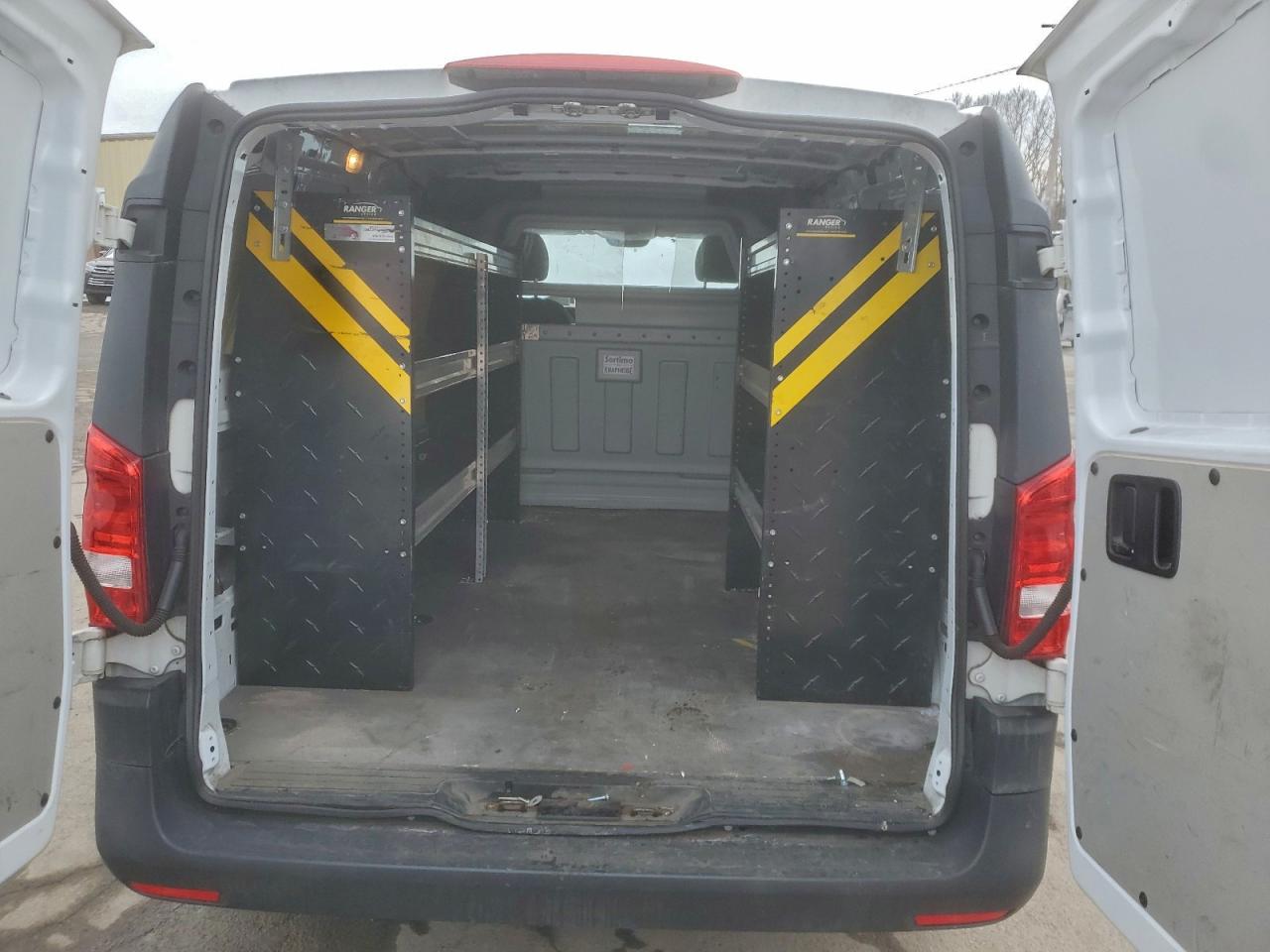 Mercedes-Benz Metris Image 10