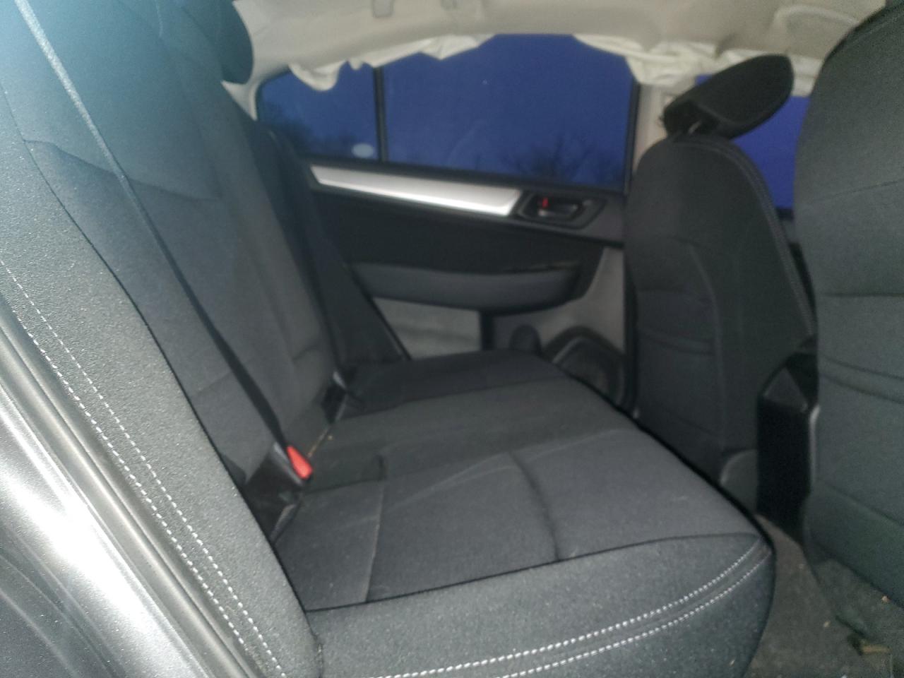 Subaru Legacy 2.5i Image 8