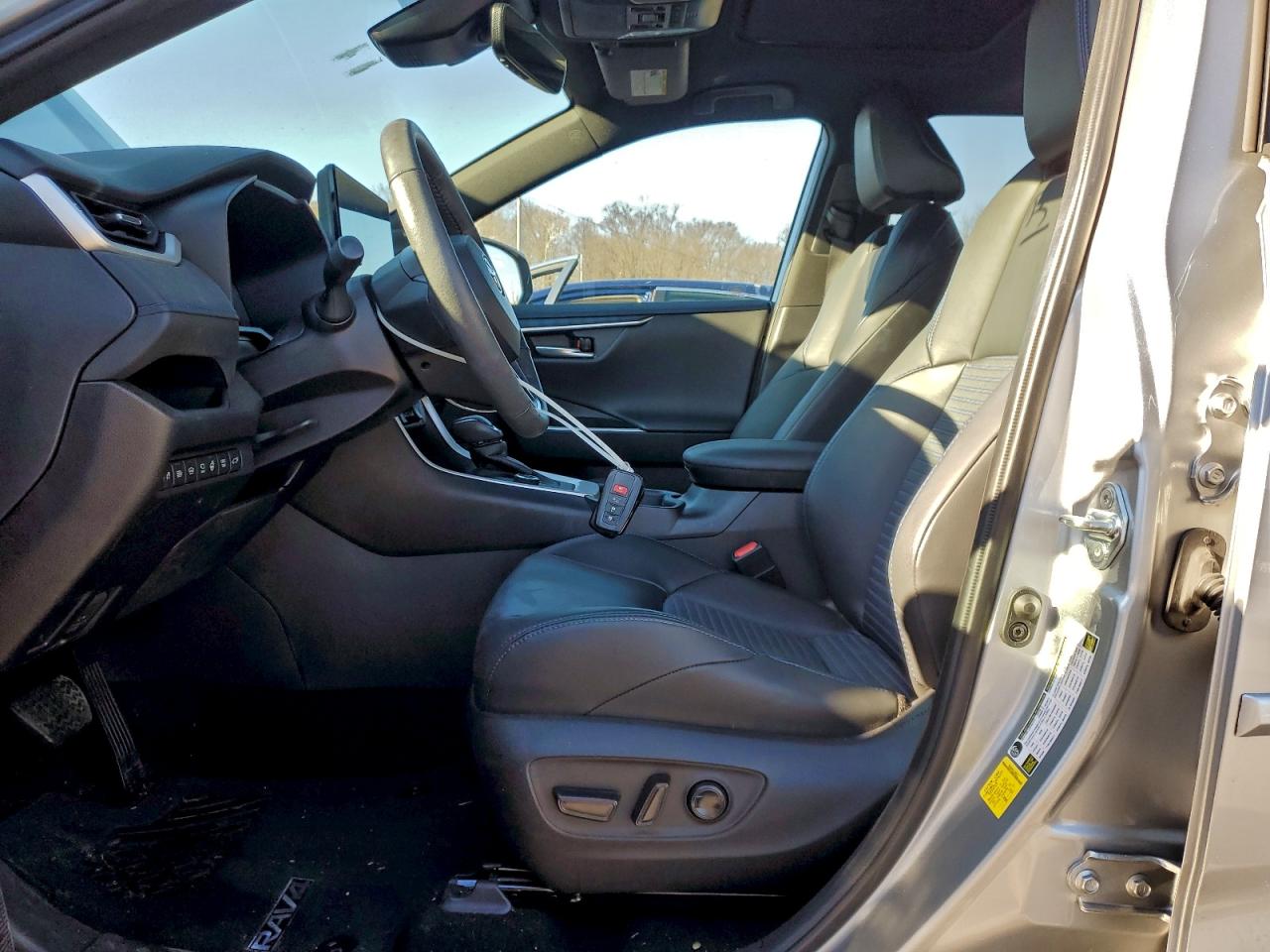 Toyota RAV4 Xse Image 8