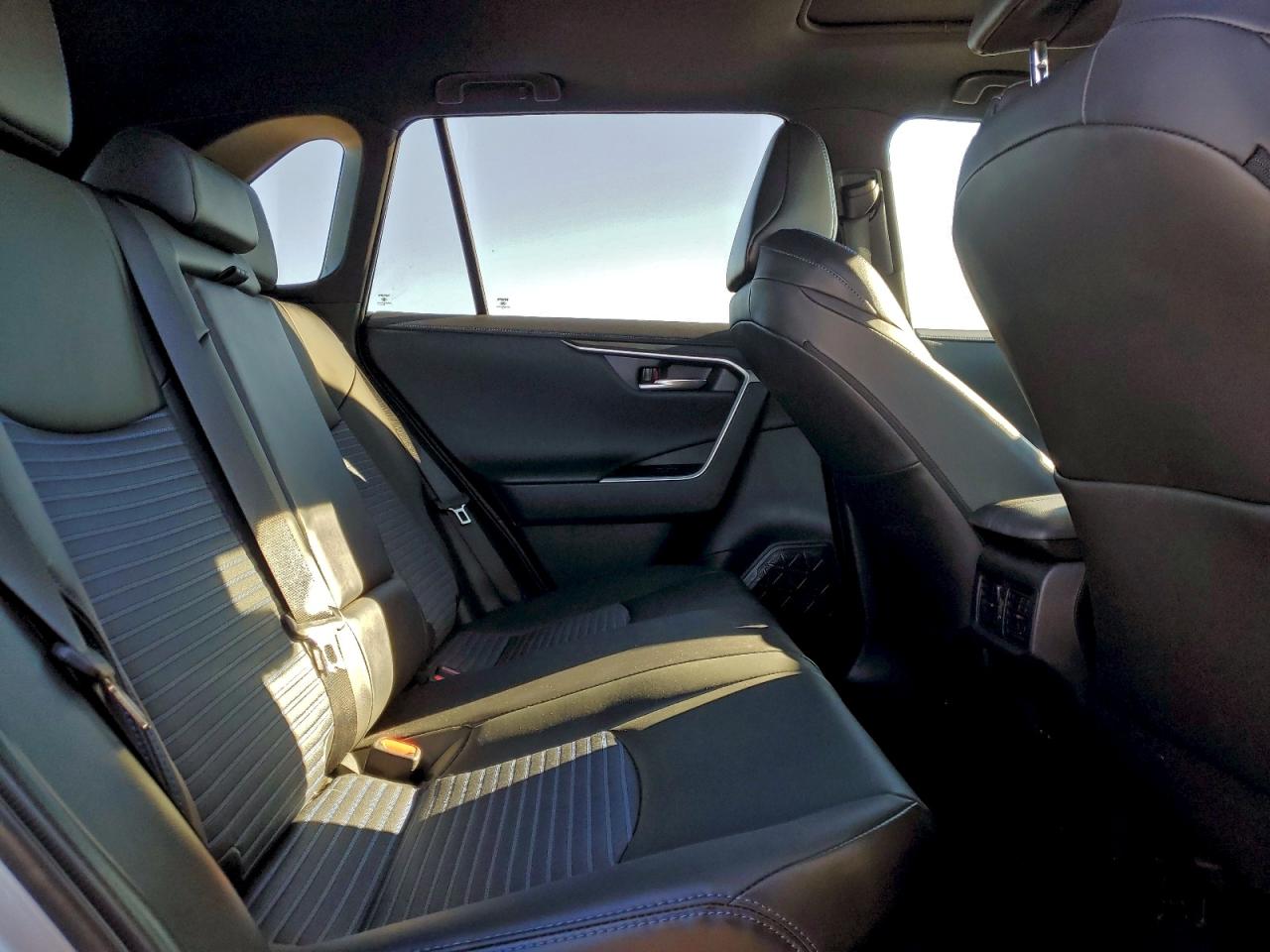 Toyota RAV4 Xse Image 11