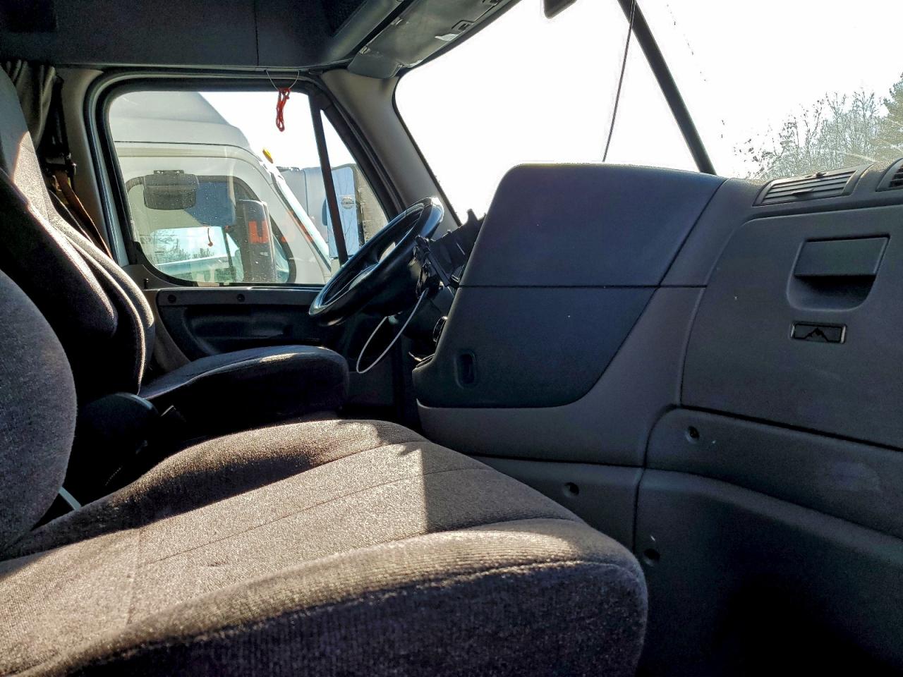 Freightliner Cascadia 1 Image 9