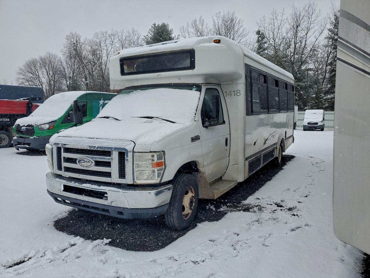 Ford Econoline E450 Super Duty Cutaway Van Image 3