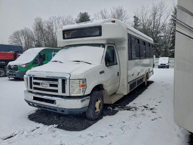 Ford Econoline E450 Super Duty Cutaway Van Image 3