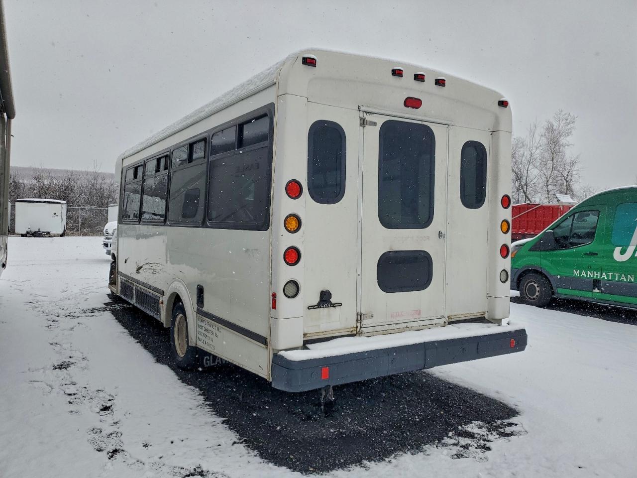 Ford Econoline E450 Super Duty Cutaway Van Image 5