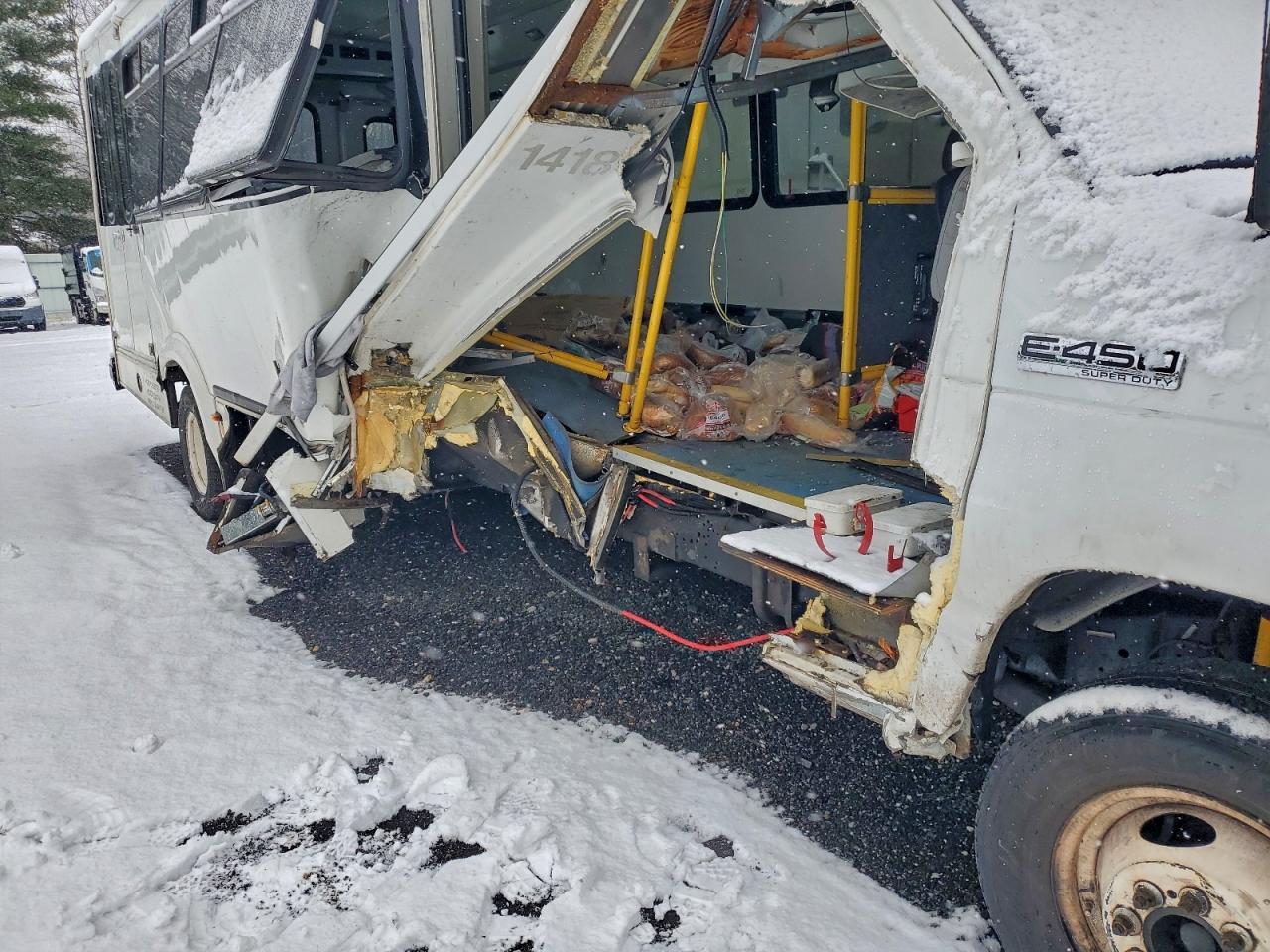 Ford Econoline E450 Super Duty Cutaway Van Image 9